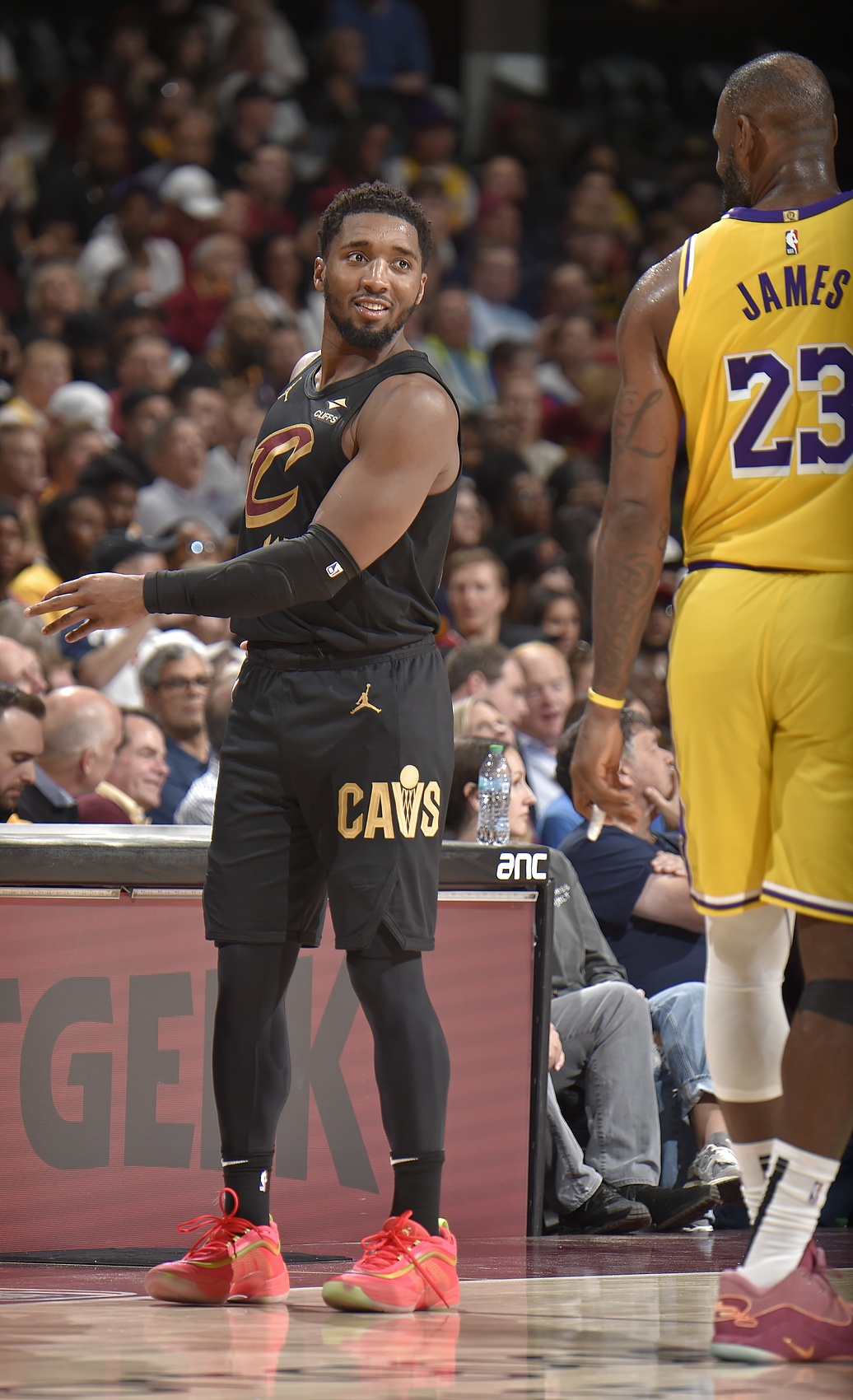 夏联现场匿名投票：骑士热火各3次提及领先，勇士2次，无人确知勒布朗去向