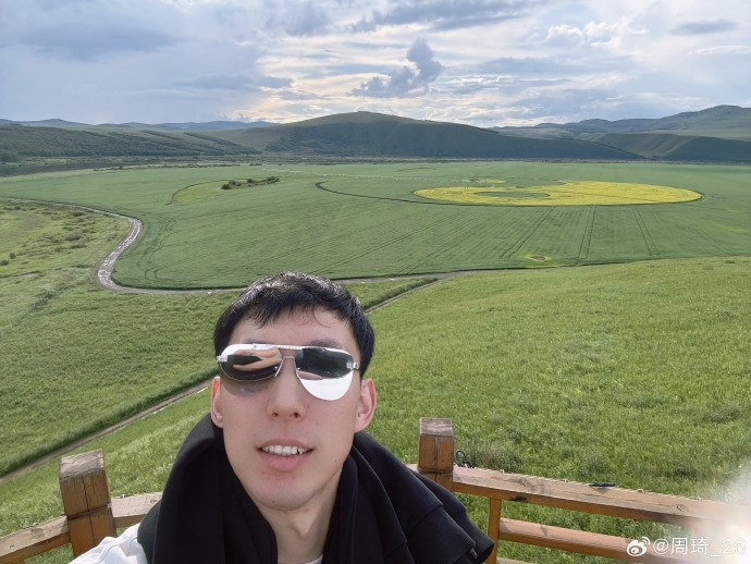 周琦假期晒满洲里照 上赛季季后赛场均2.1盖帽 周琦假期晒满洲里照 上赛季季后赛场均2.1盖帽