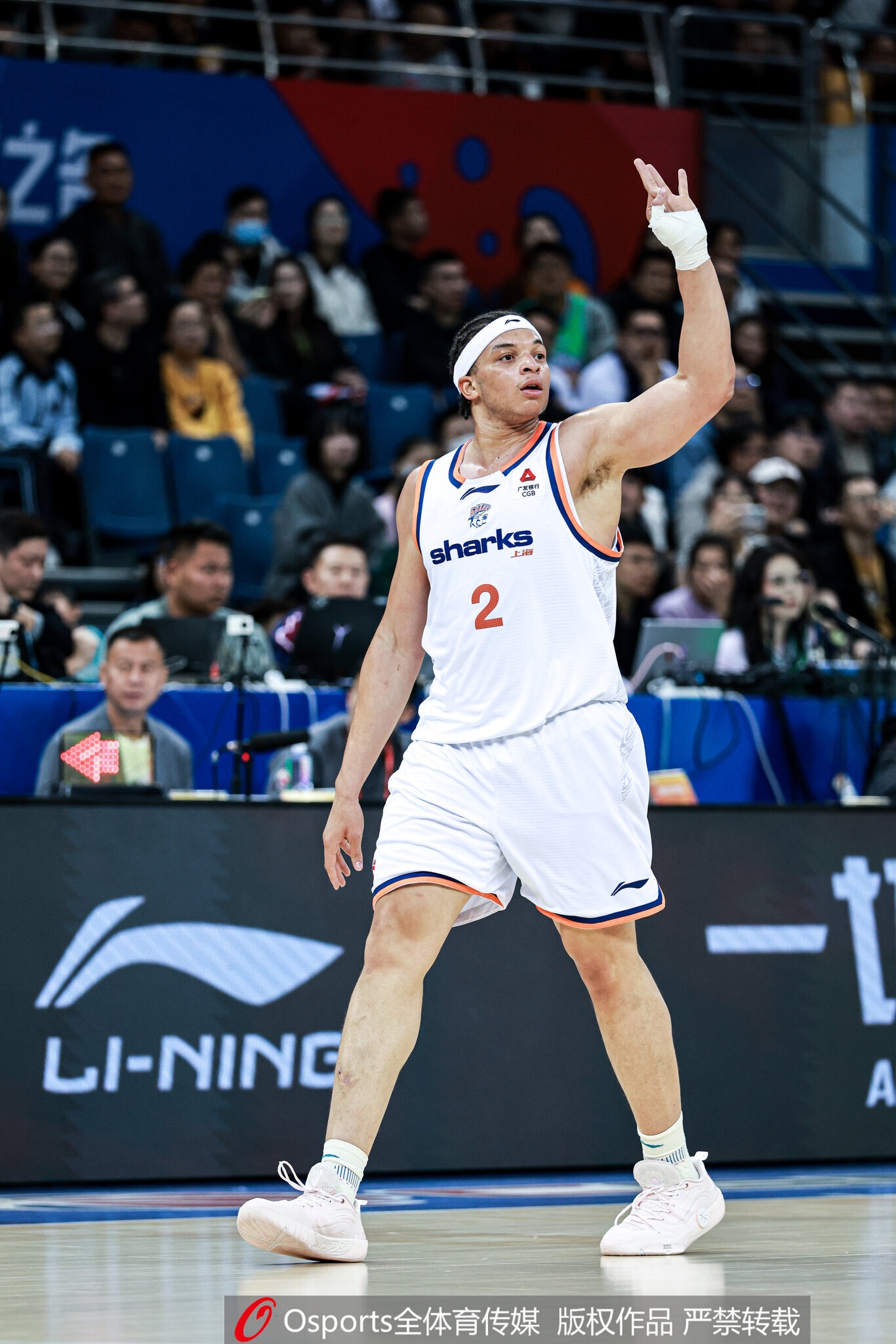 欧洲豪门觊觎洛夫顿 CBA 200万年薪成转会门槛