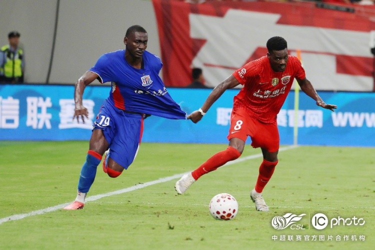 莱昂纳多李新翔破门 上海海港2-0赢德比 莱昂纳多李新翔破门 上海海港2-0赢德比