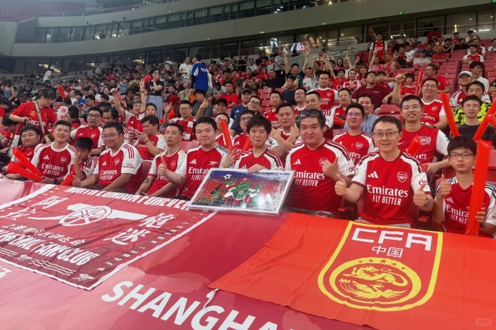 阿森纳U17上海首战2比3负中国U17 球迷会赠Q版恐龙画