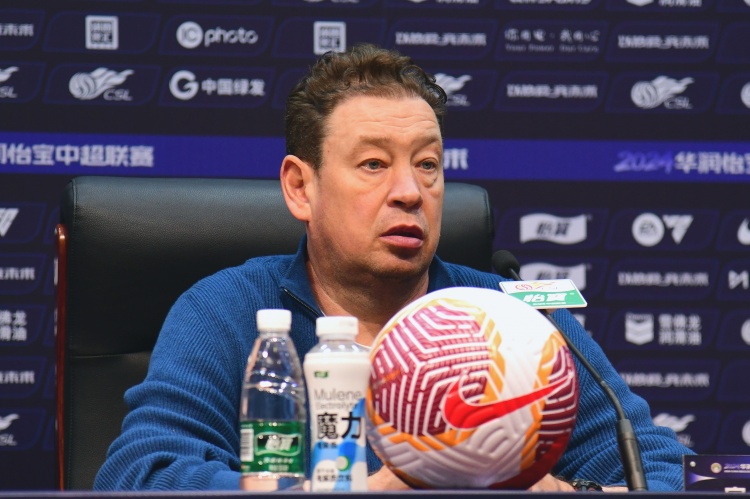 斯卢茨基今晨返回莫斯科 于汉超机场送行 斯卢茨基今晨返回莫斯科 于汉超机场送行