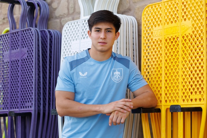 切尔西外租18岁哈萨克斯坦国脚萨特帕耶夫,伯恩利官宣一个赛季租借 切尔西外租18岁哈萨克斯坦国脚萨特帕耶夫,伯恩利官宣一个赛季租借