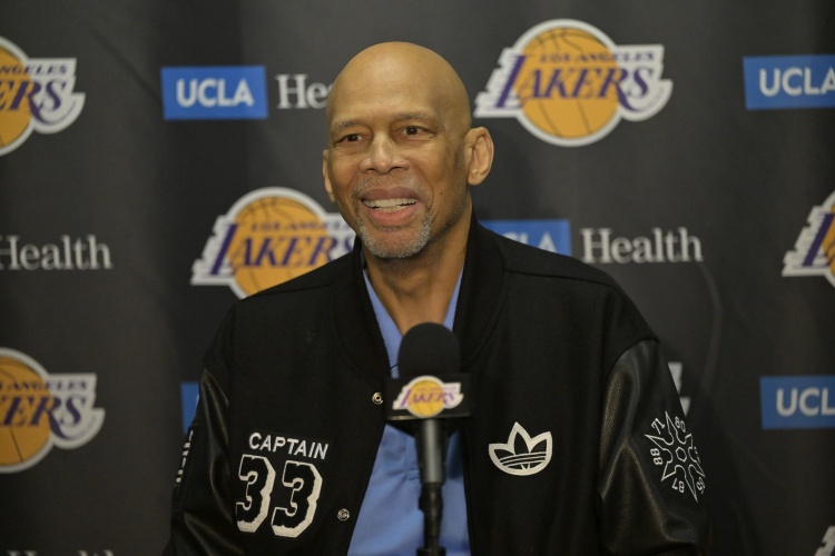 拜伦·斯科特:综合高中大学职业表现 贾巴尔才是历史最佳 拜伦·斯科特:综合高中大学职业表现 贾巴尔才是历史最佳