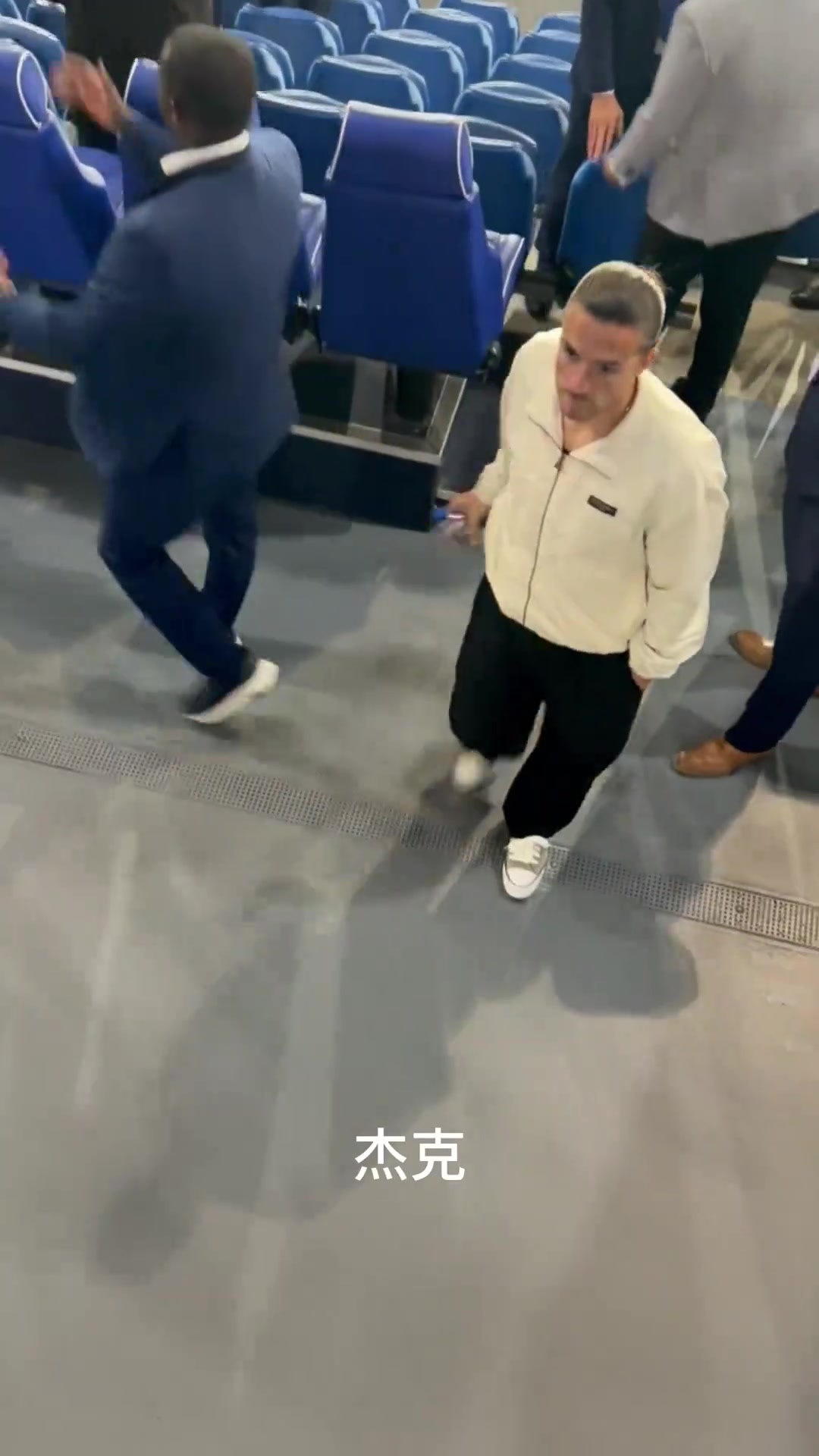 球迷问格拉利什永久转会还是租借 笑答:还没确定 球迷问格拉利什永久转会还是租借 笑答:还没确定