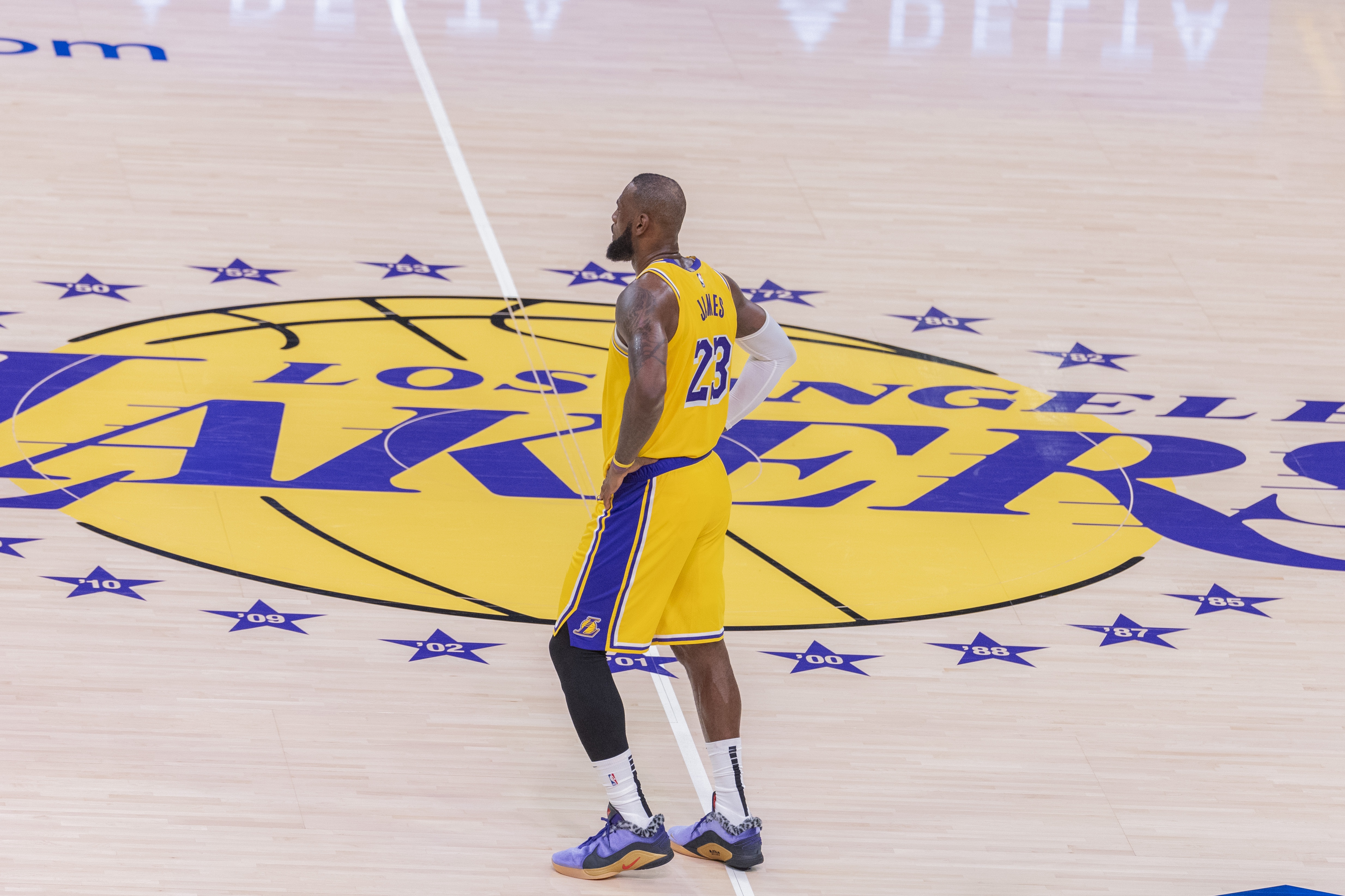 ESPN名记曝詹姆斯离队内幕:拒绝降薪拒绝三当家 加盟76人 ESPN名记曝詹姆斯离队内幕:拒绝降薪拒绝三当家 加盟76人