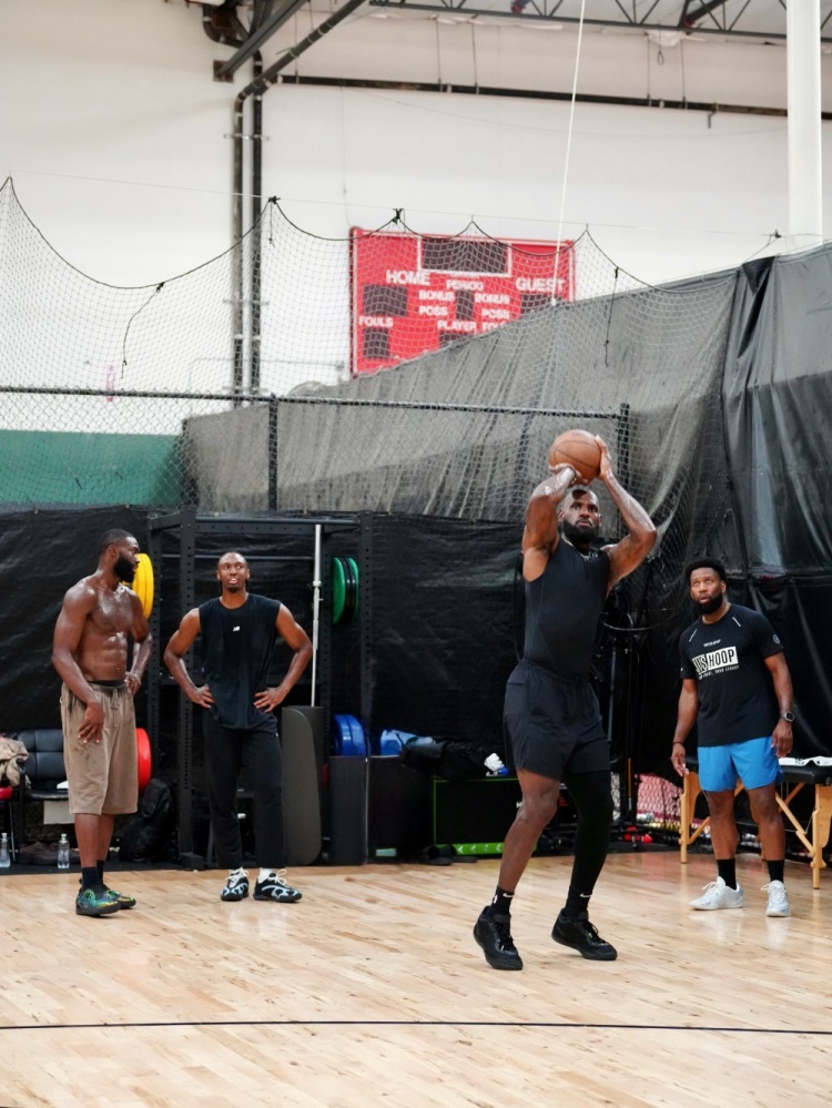 LBJ、马克西、布朗合练照流出 LBJ、马克西、布朗合练照流出