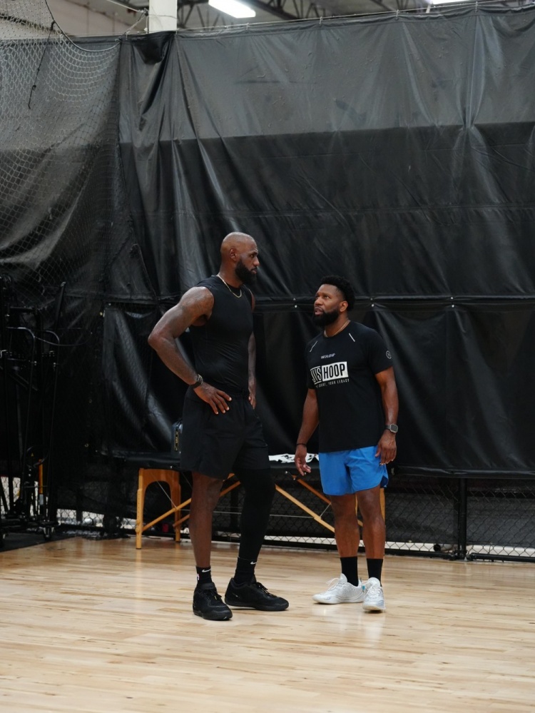 LBJ、马克西、布朗合练照流出 LBJ、马克西、布朗合练照流出