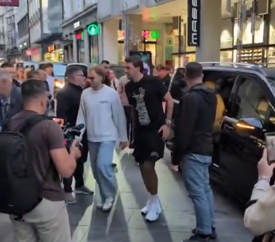 宛如皇室般受关注!湖人全队乘坐奔驰车队来到市中心用餐! 宛如皇室般受关注!湖人全队乘坐奔驰车队来到市中心用餐!
