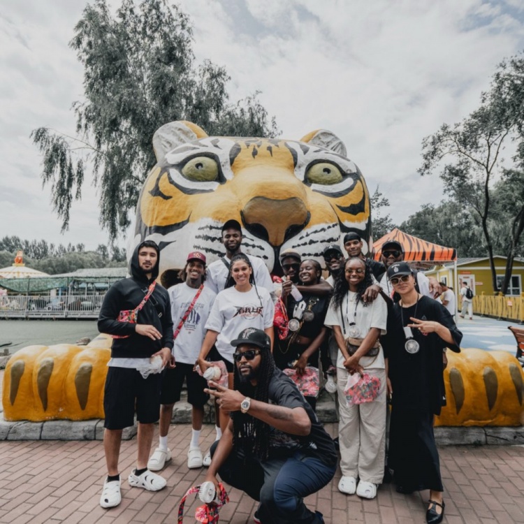 笑容依旧温暖纯真！维金斯社媒晒照回顾此次中国行之旅