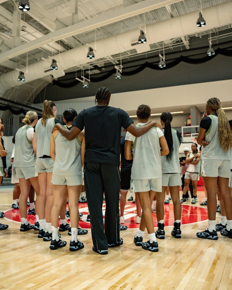 76人球迷查收！马克西社媒发休赛期动态：各种训练+闲下来就带娃