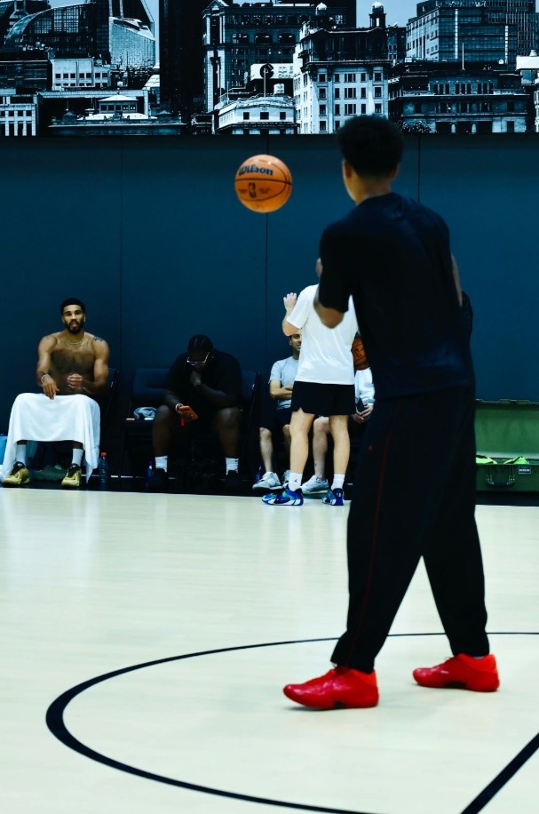 吴泽昊晒照:收到了塔图姆本人亲自派送的专属感谢红包 怎能不爱 吴泽昊晒照:收到了塔图姆本人亲自派送的专属感谢红包 怎能不爱