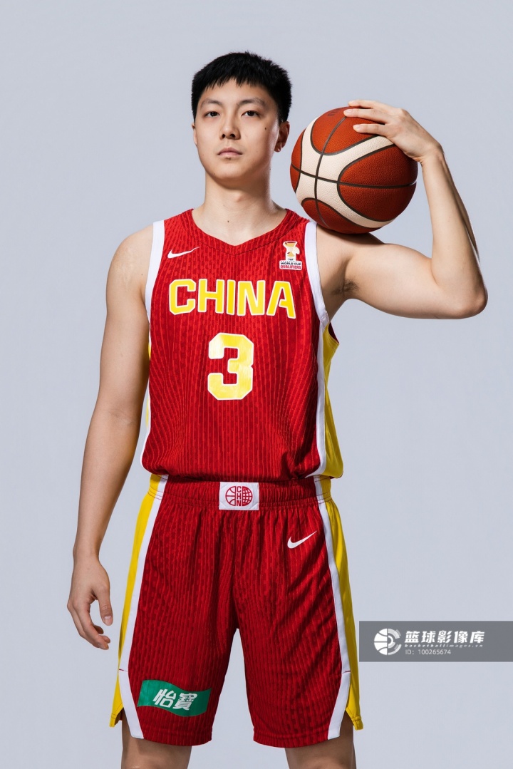 胡明轩:我们现在每场都是全力拼对手 3场小组赛大家都做得非常好