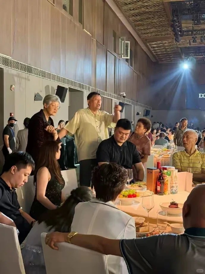 姚明与父母低调出席家族亲戚婚礼 身材高大引得旁人前来合影