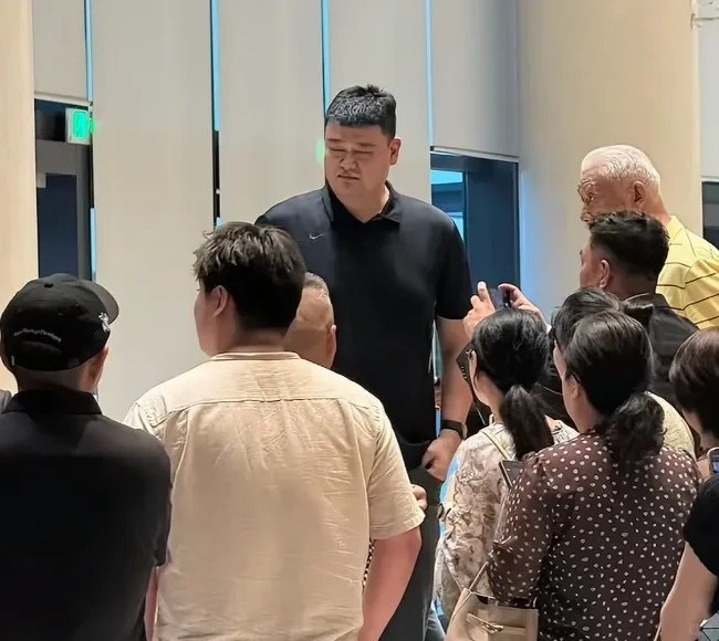 姚明与父母低调出席家族亲戚婚礼 身材高大引得旁人前来合影