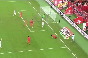 [进球视频]新西兰球员头球被扑+补射破门，国足0-3落后新西兰
